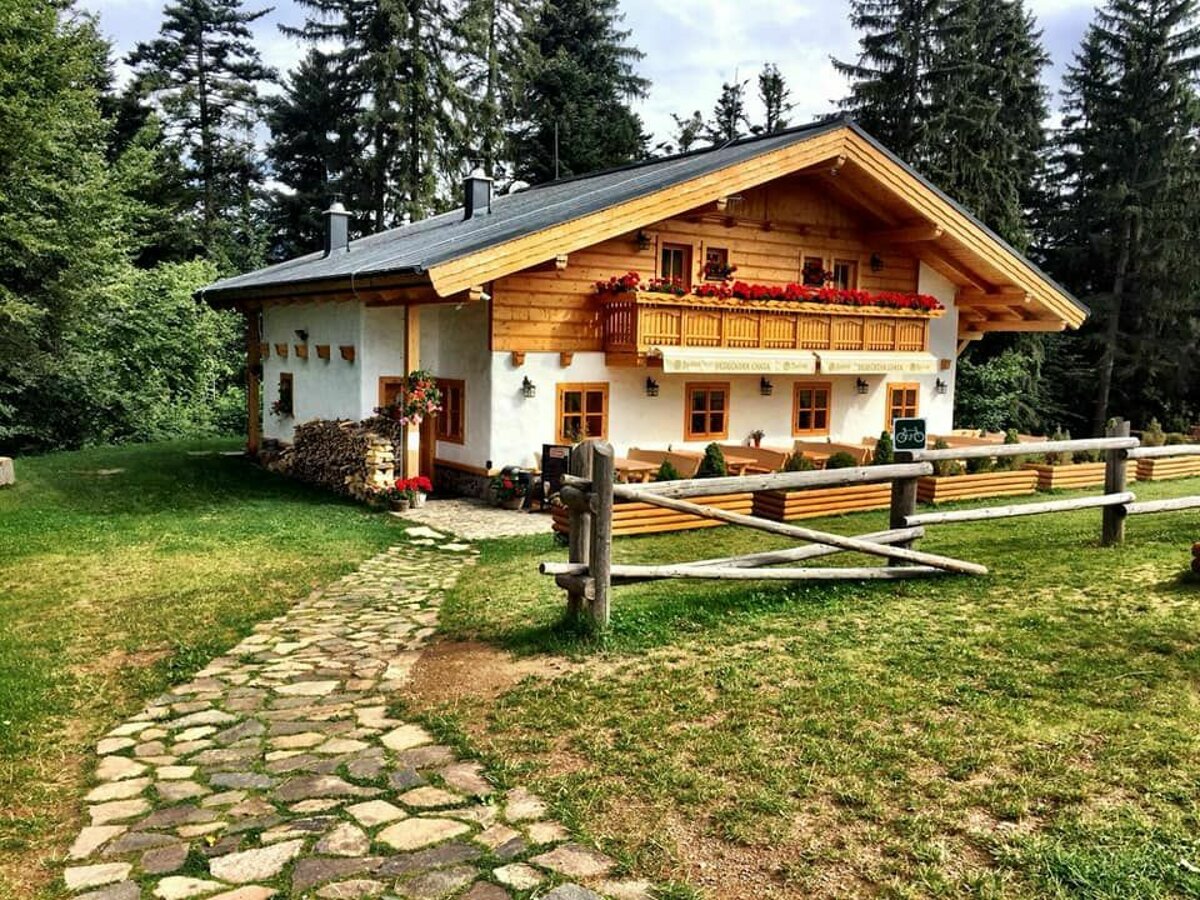Dedečkova chata a Bystrianska jaskyňa